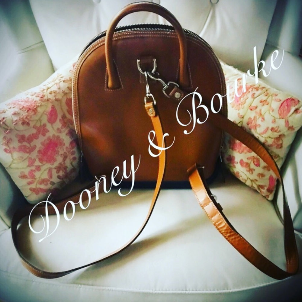 COPY - ⭐️Like new⭐️! zip up back pack pod purse.